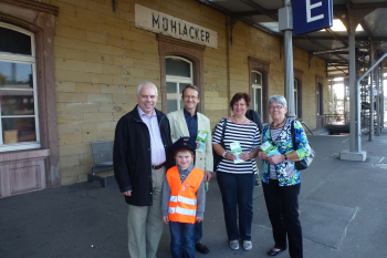 �bergabe der Monatskarten an die Gewinner, von links: Matthias Lieb, Gl�cksfee Jakob, Reinhard Demuth, Andrea Kammerer, Lore Herrmann de Garcia